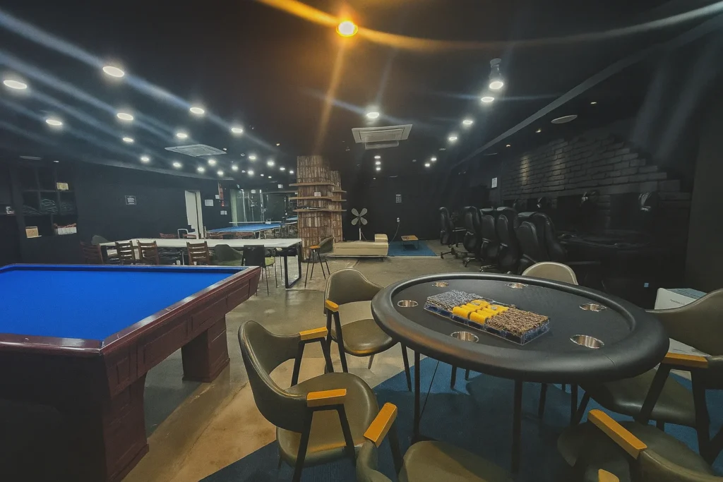 스페이스게임룸 연신내점 실내 – 포커 테이블, 당구대, 보드게임 테이블, PC 좌석이 있는 와이드 뷰
